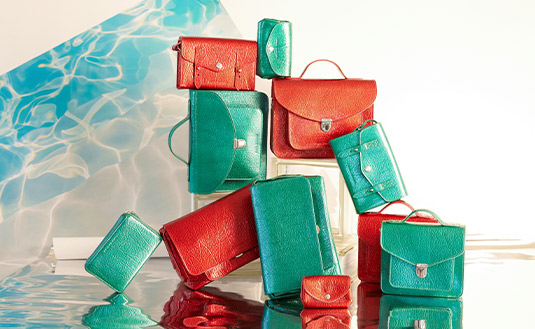 Sacs en cuir rouge et bleu