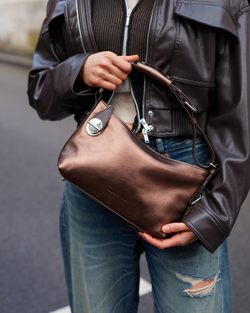Sac baguette en cuir Elliott, mod&egrave;le port&eacute; &eacute;paule