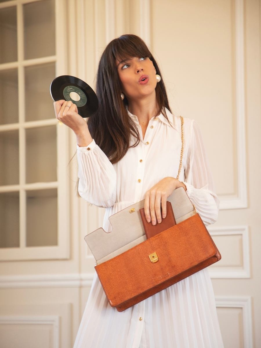 foto-vista-zoom-materiale-borsa-baguette-in-pelle-ambra-gabrielle-ultra-long-1960-paul-marius-w42l-l-l