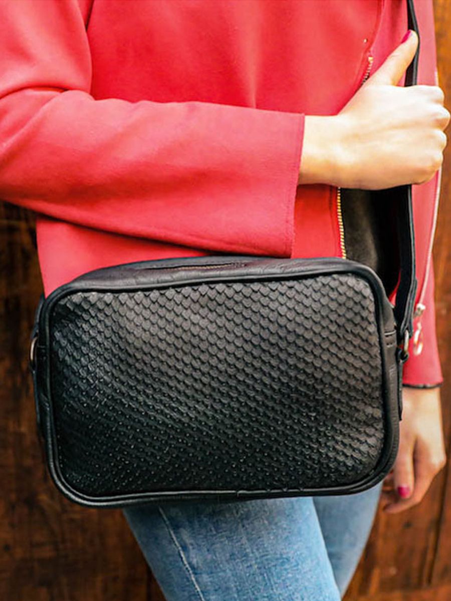 foto-vista-laterale-pochette-in-pelle-donna-nera-limpertinent-a-squame-nere-paul-marius-w22-e-b