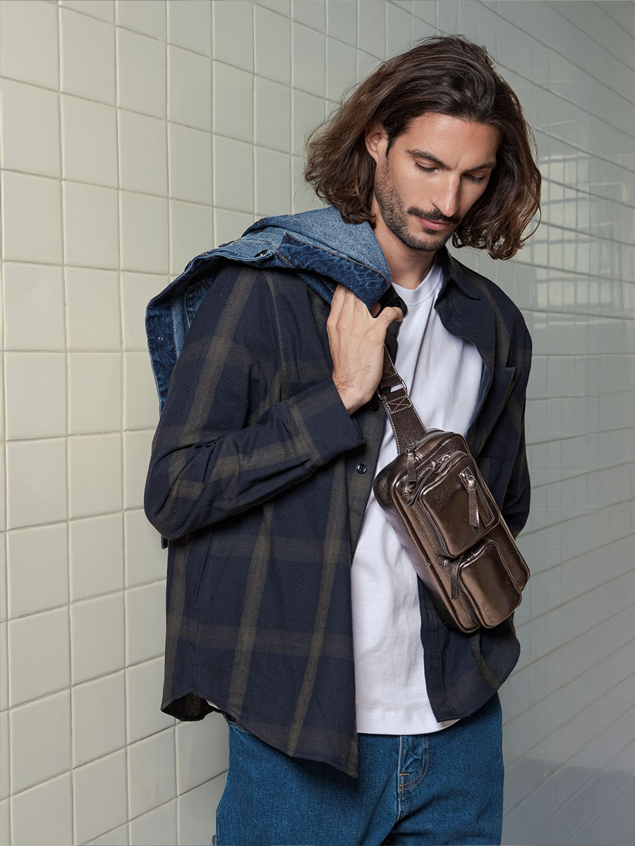 sac-banane-cuir-argente-labanane-90s-acier-vue-portee-m86-gm