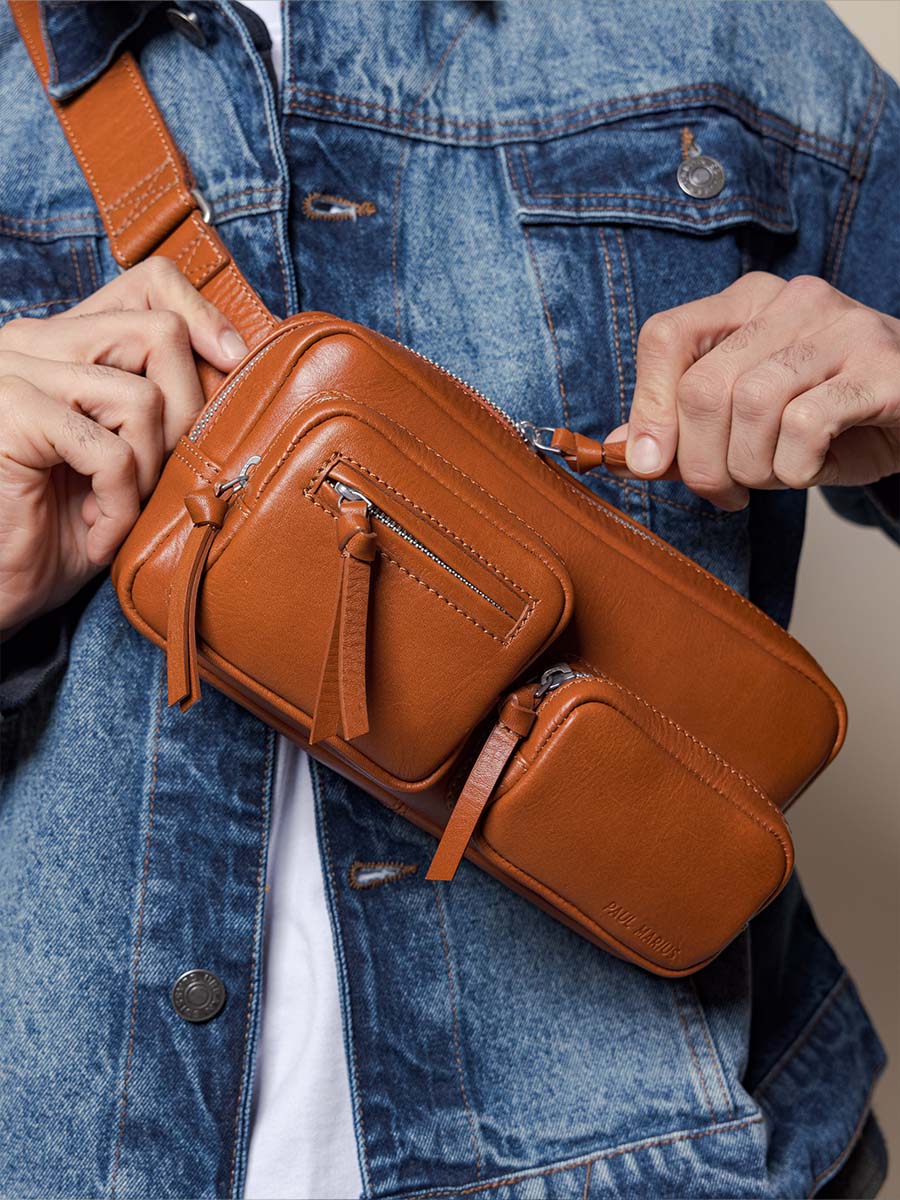 sac-banane-cuir-marron-labanane-90s-cognac-vue-portee-m86-co