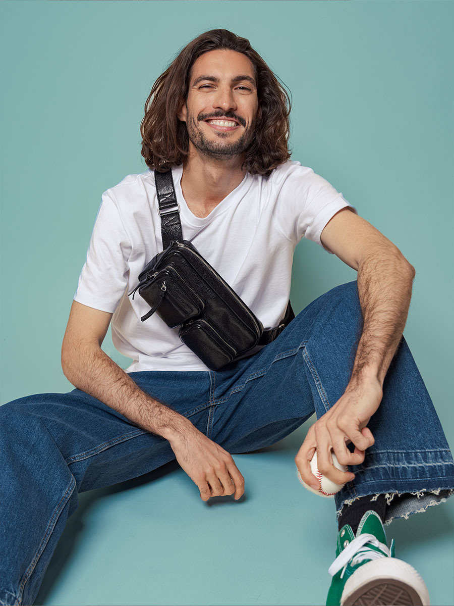 sac-banane-cuir-noir-scintillant-labanane-90s-eclipse-vue-zoom-matiere-m86-m-b