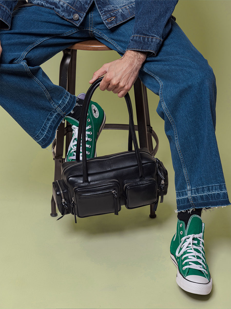 sac-multipoches-cuir-lebasset-90s-noir-vue-zoom-matiere-w56-b