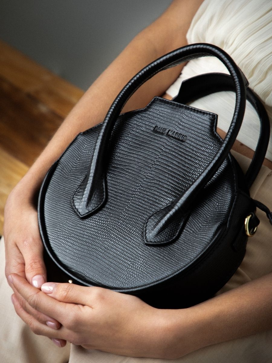 foto-vista-portata-borsa-mano-in-pelle-nera-aline-1960-nero-corvino-paul-marius-w34-l-b