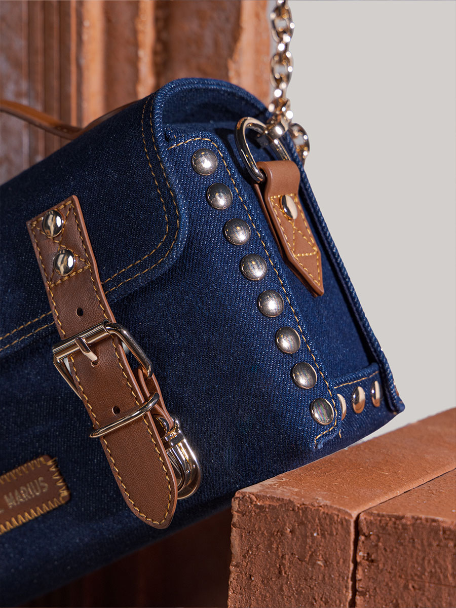 borsa-a-tracolla-in-pelle-jeans-blu-lartisane-n2-denim-grezzo-vista-zoom-materiale-p102-DBLU-DENIM