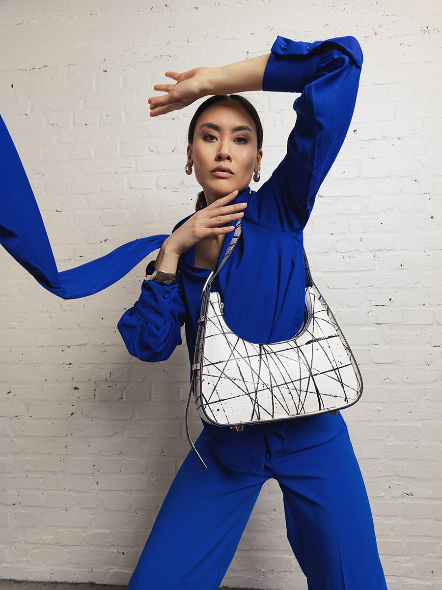 sac-baguette-cuir-blanc-noir-orange-victoire-arty-01-vue-portee-w54-art1-b-w