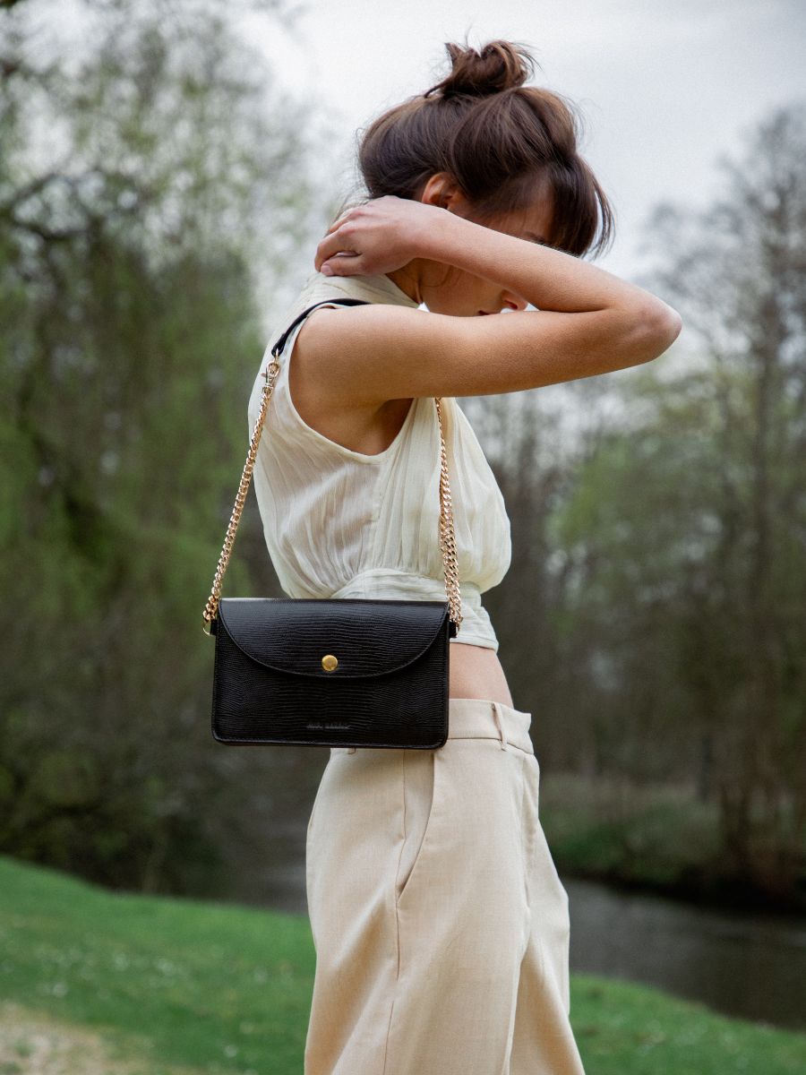 foto-vista-frontale-borsa-pochette-in-pelle-nera-d'ambra-bertille-1960-paul-marius-w44-l-b