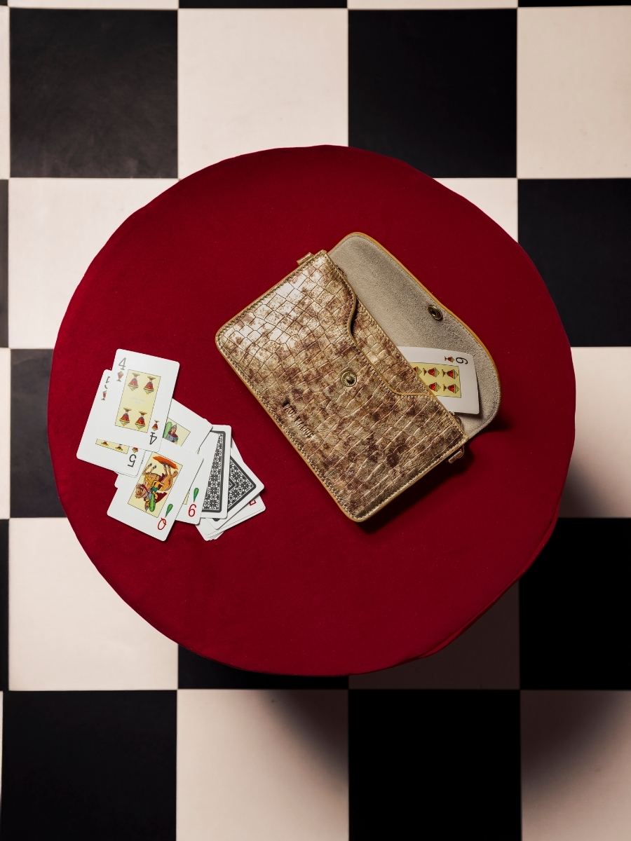 foto-vista-zoom-materiale-borsa-pochette-in-pelle-dorata-bertille-bijoux-paul-marius-w44-cr-db-g