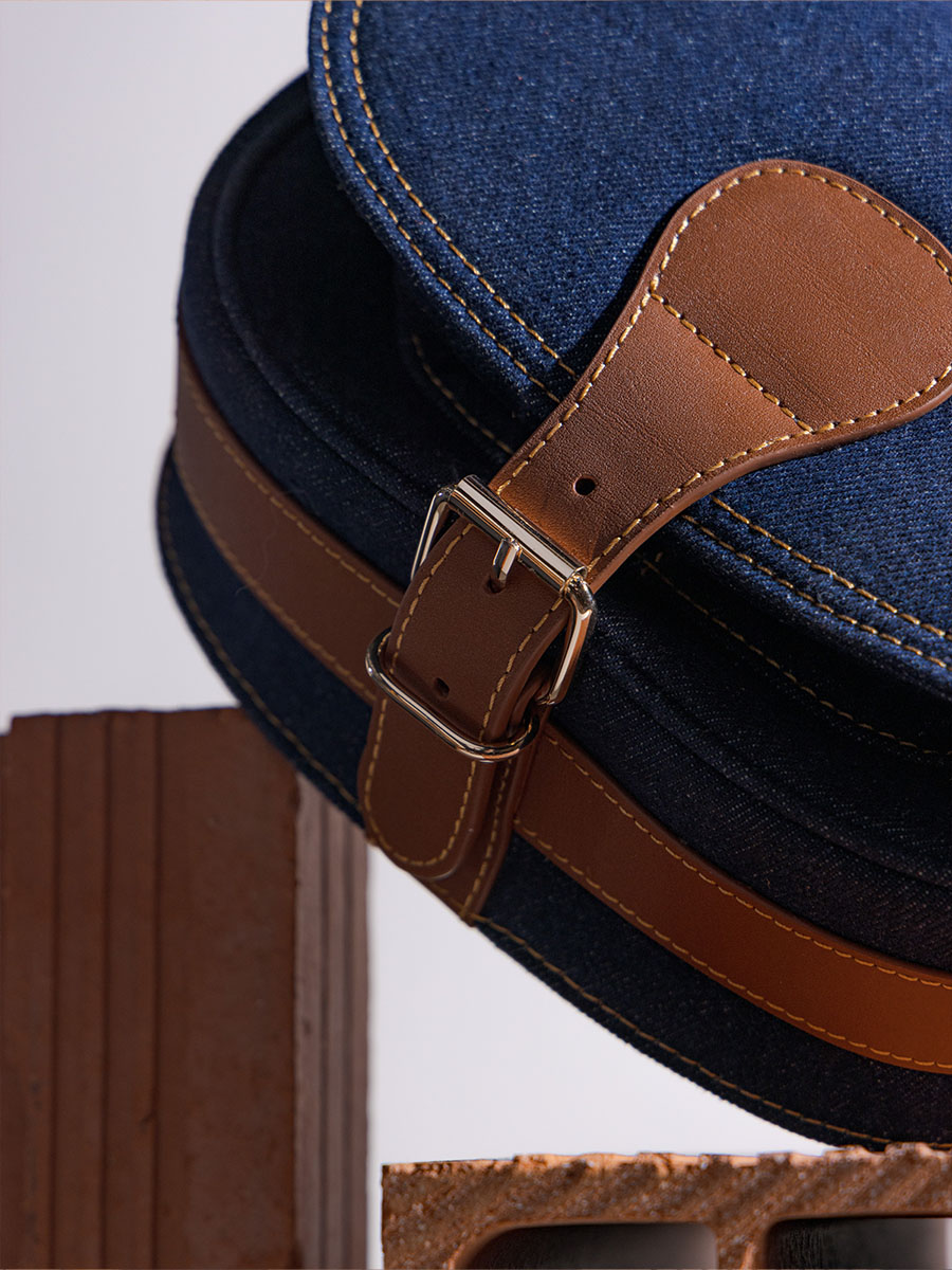 sac-bandouliere-bleu-jean-lebohemien-denim-brut-vue-portee-m44-dblu-denim