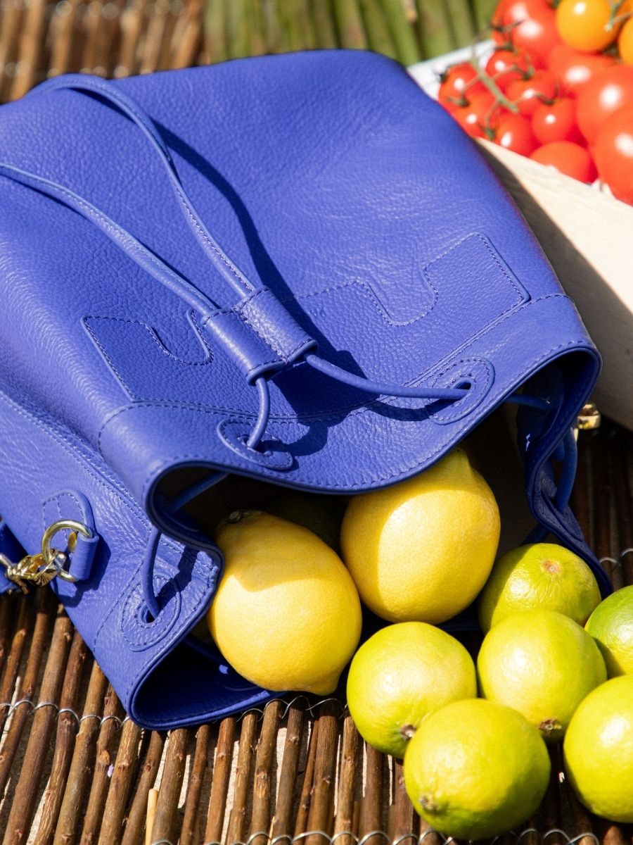 foto-vista-frontale-borsa-a-secchiello-in-pelle-blu-capucine-azur-blu-roi-paul-marius-w39-az-blu