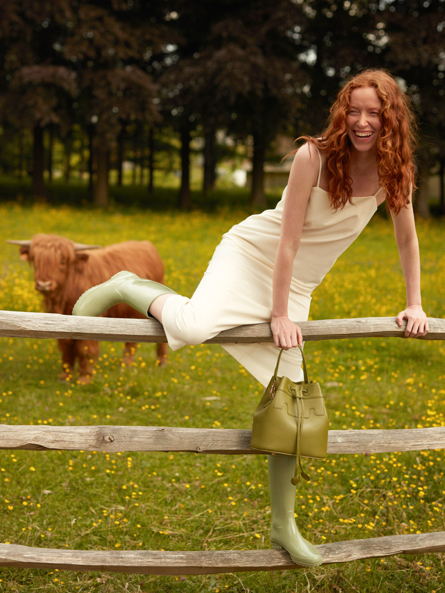 sac-seau-cuir-capucine-vert-olive-vue-portee-w39-gr-o