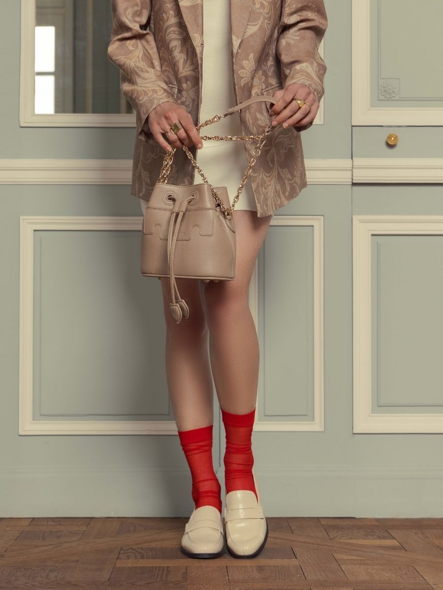 mini-borsa-a-secchiello-in-pelle-capucine-xs-taupe-vista-laterale-w39xs-bei