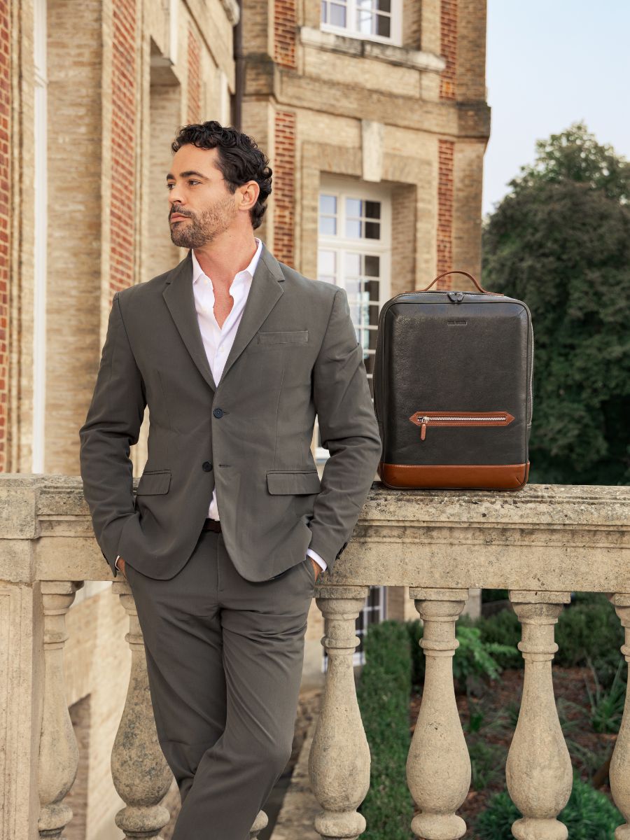 foto-vista-portata-zaino-in-pelle-verde-marrone-la-suite-charles-verde-inglese-naturale-paul-marius-b11-gr-l