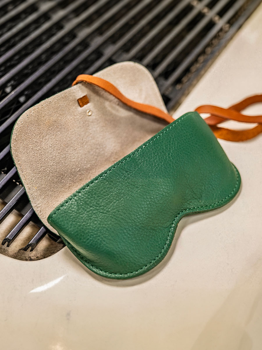 foto-vista-interna-custodia-occhiali-in-pelle-verde-custodia-per-occhiali-le-mans-classique-paul-marius-m49-lemans-dg