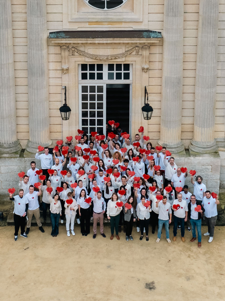 foto-vista-portato-badge-cuir-rouge-lebadge-coeur-enchoeur-rouge-paul-marius-hb-r