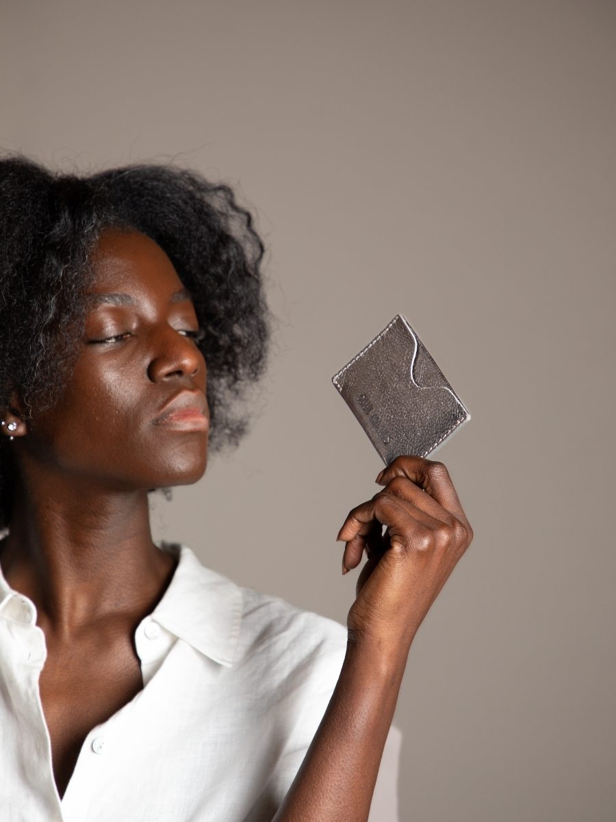 foto-vista-portacarte-in-pelle-argento-leporte-cartes-gabin-acciaio-paul-marius-m55-gm