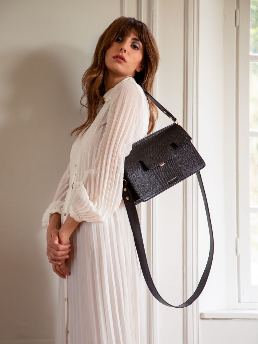 foto-vista-frontale-borsa-baguette-in-pelle-nera-corvino-gabrielle-1960-paul-marius-w42-l-b