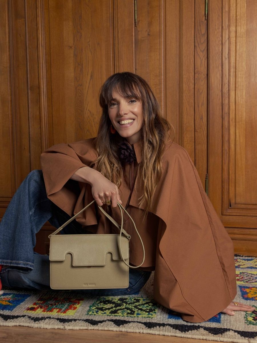 borsa-baguette-in-pelle-gabrielle-mandorla-vista-laterale-w42-al