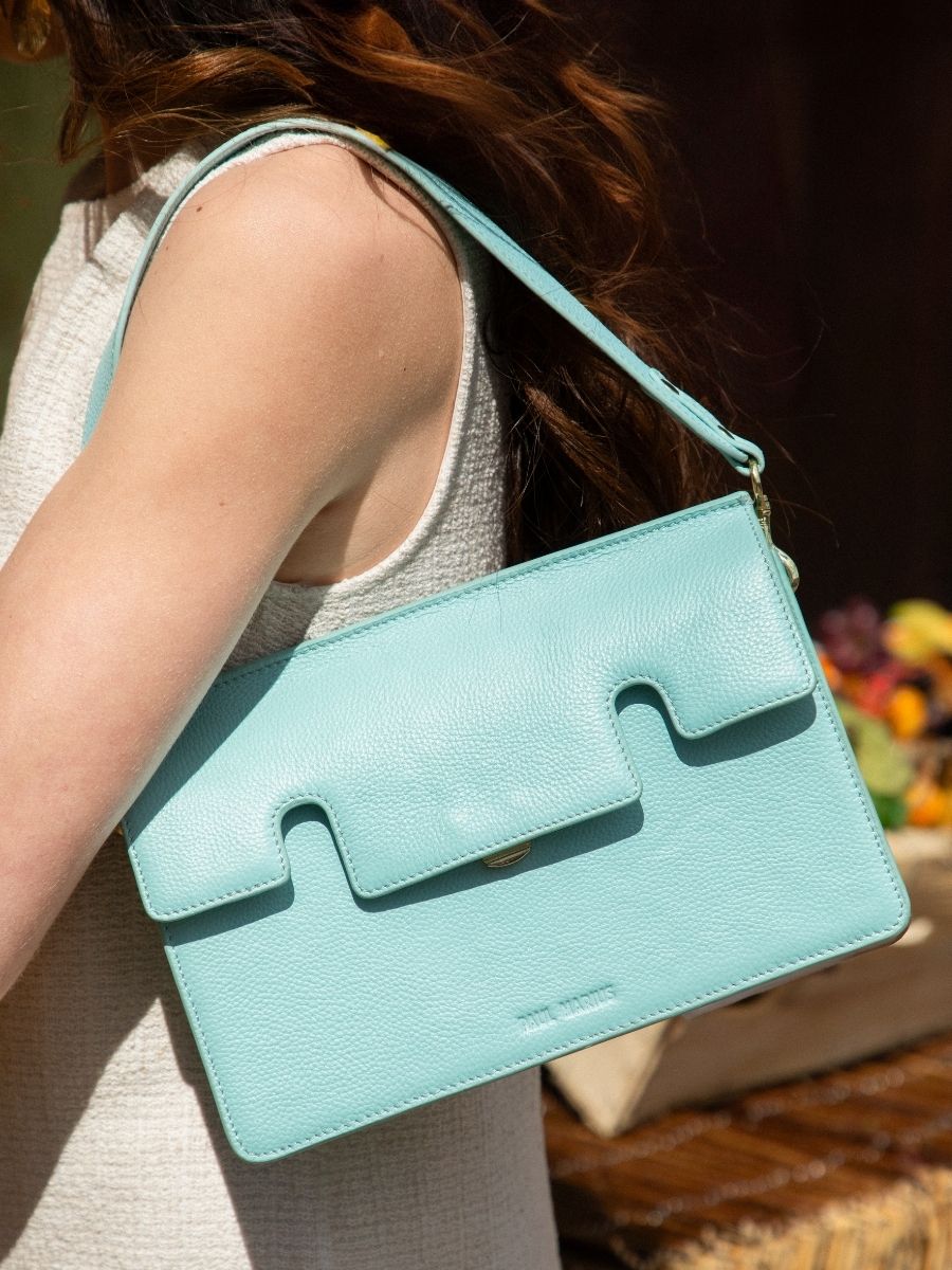 foto-vista-frontale-borsa-baguette-in-pelle-blu-gabrielle-azur-blu-cielo-paul-marius-w42-az-l-blu