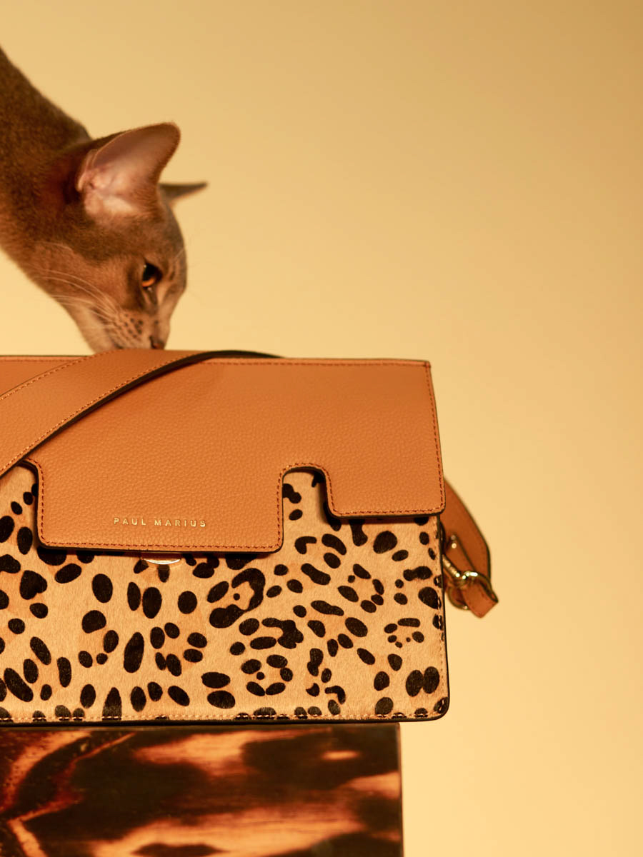 sac-baguette-cuir-gabrielle-leopard-beige-vue-portee-w42-lp-bei
