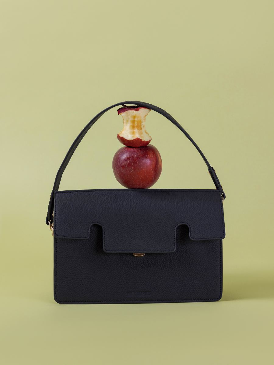 borsa-baguette-in-pelle-gabrielle-nero-carbone-vista-zoom-materiale-w42-bm-b