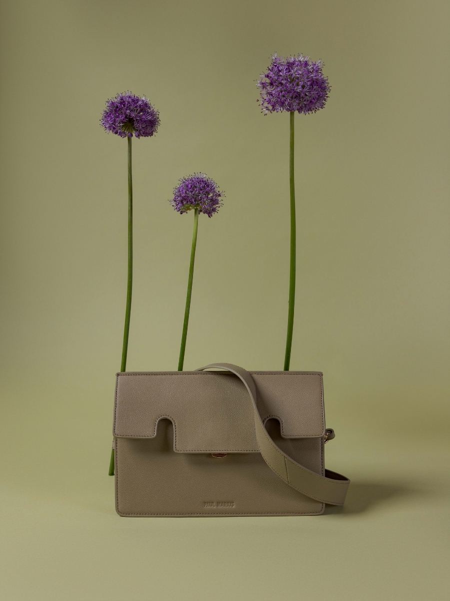 borsa-baguette-in-pelle-gabrielle-mandorla-vista-zoom-materiale-w42-al