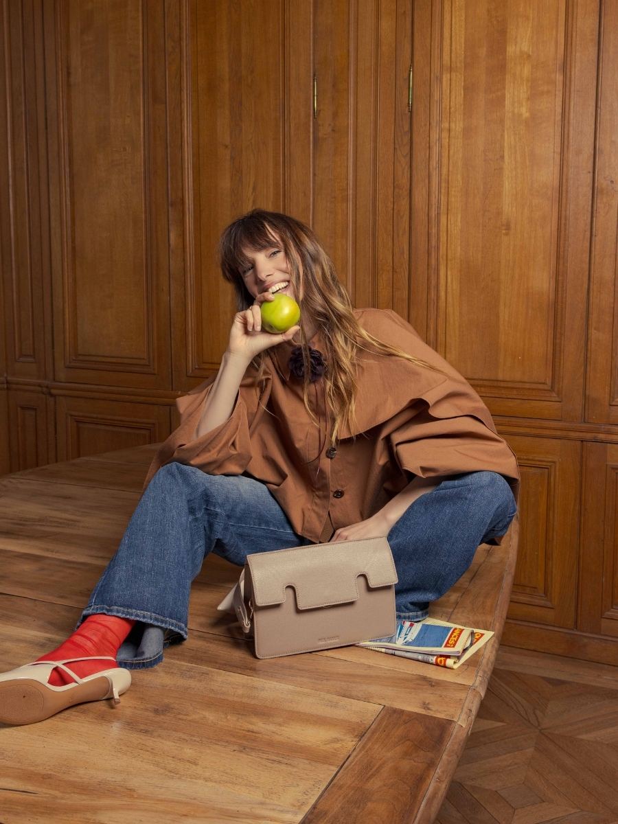 borsa-baguette-in-pelle-gabrielle-taupe-vista-laterale-w42-bei