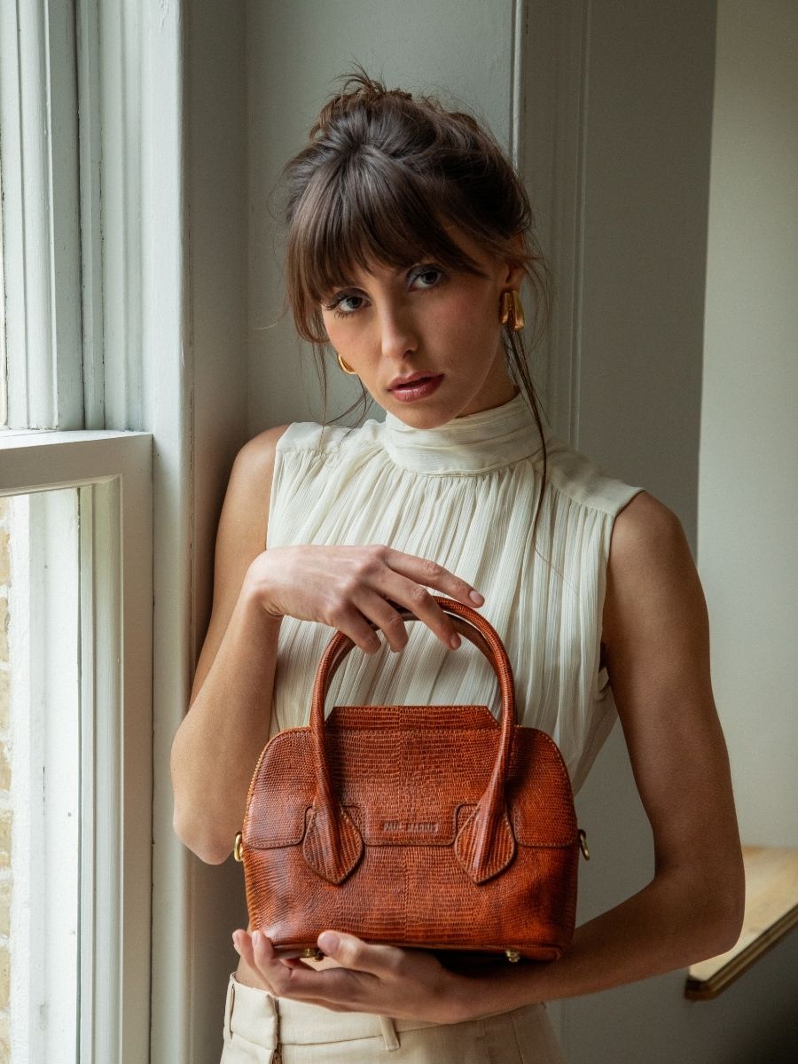 foto-vista-frontale-mini-borsa-a-mano-in-pelle-marrone-gisele-xs-1960-ambra-paul-marius-w32xs-l-l