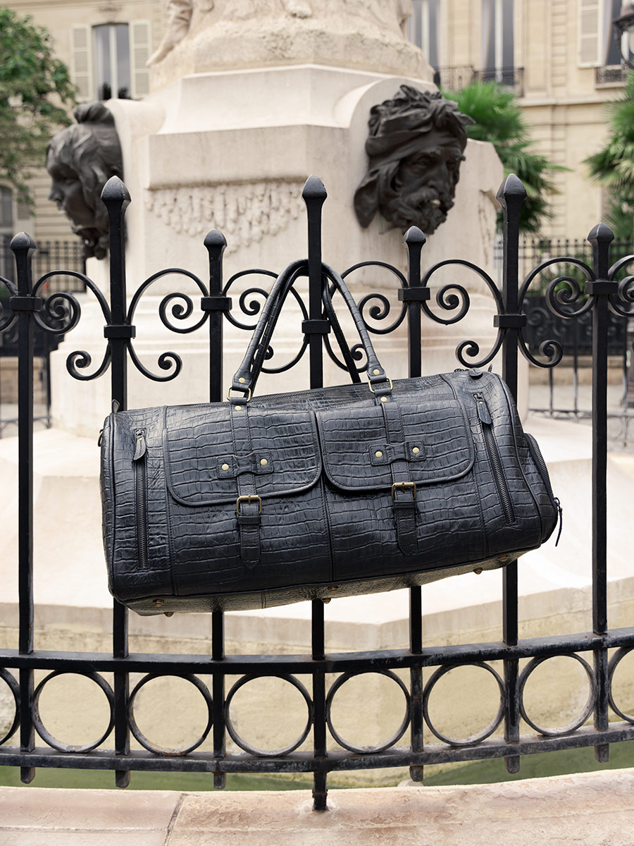 foto-vista-zoom-materiale-borsa-da-viaggio-in-pelle-unisex-nera-le48h-heritage-nero-corvino-paul-marius-m107-cr-b