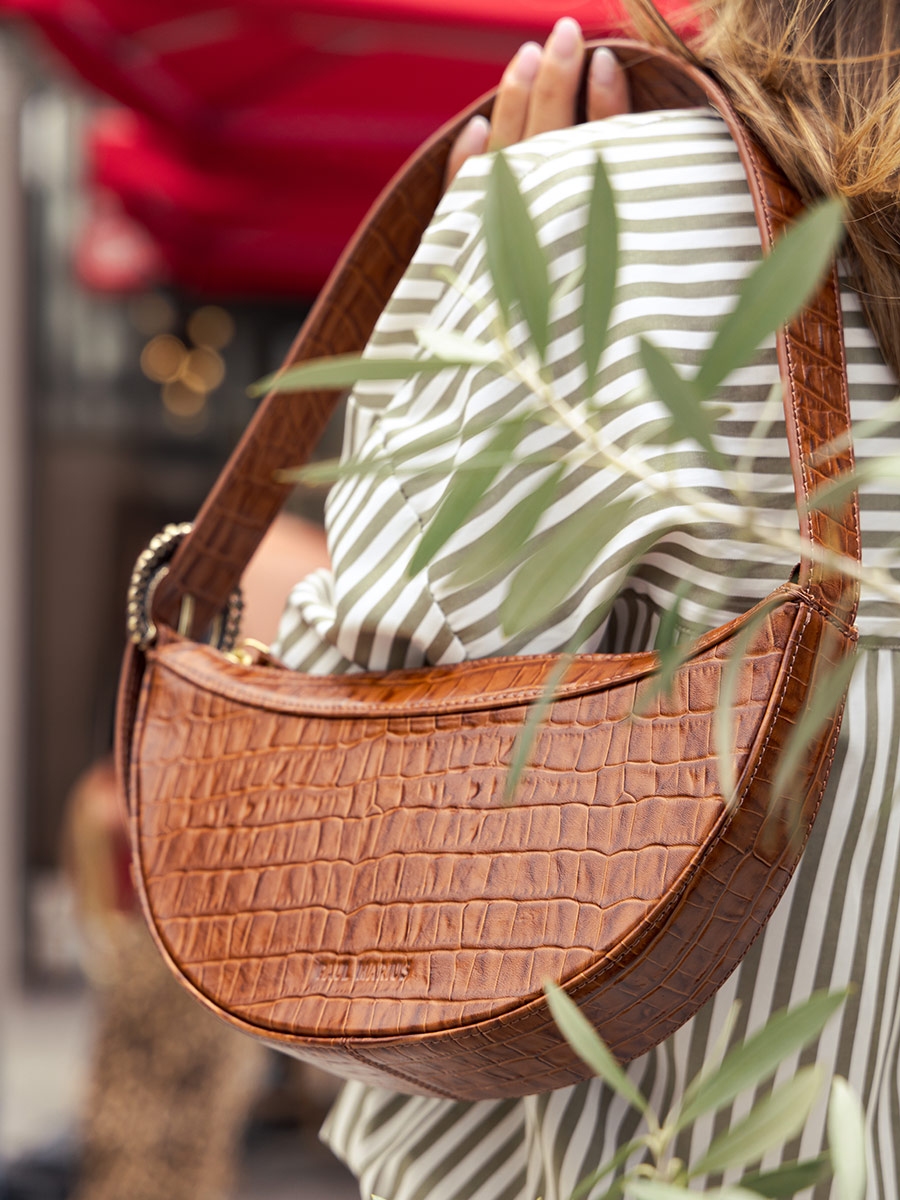 foto-vista-zoom-materiale-borsa-a-mezza-luna-in-pelle-marrone-celeste-heritage-marrone-ghiaccio-paul-marius-w50-cr-db