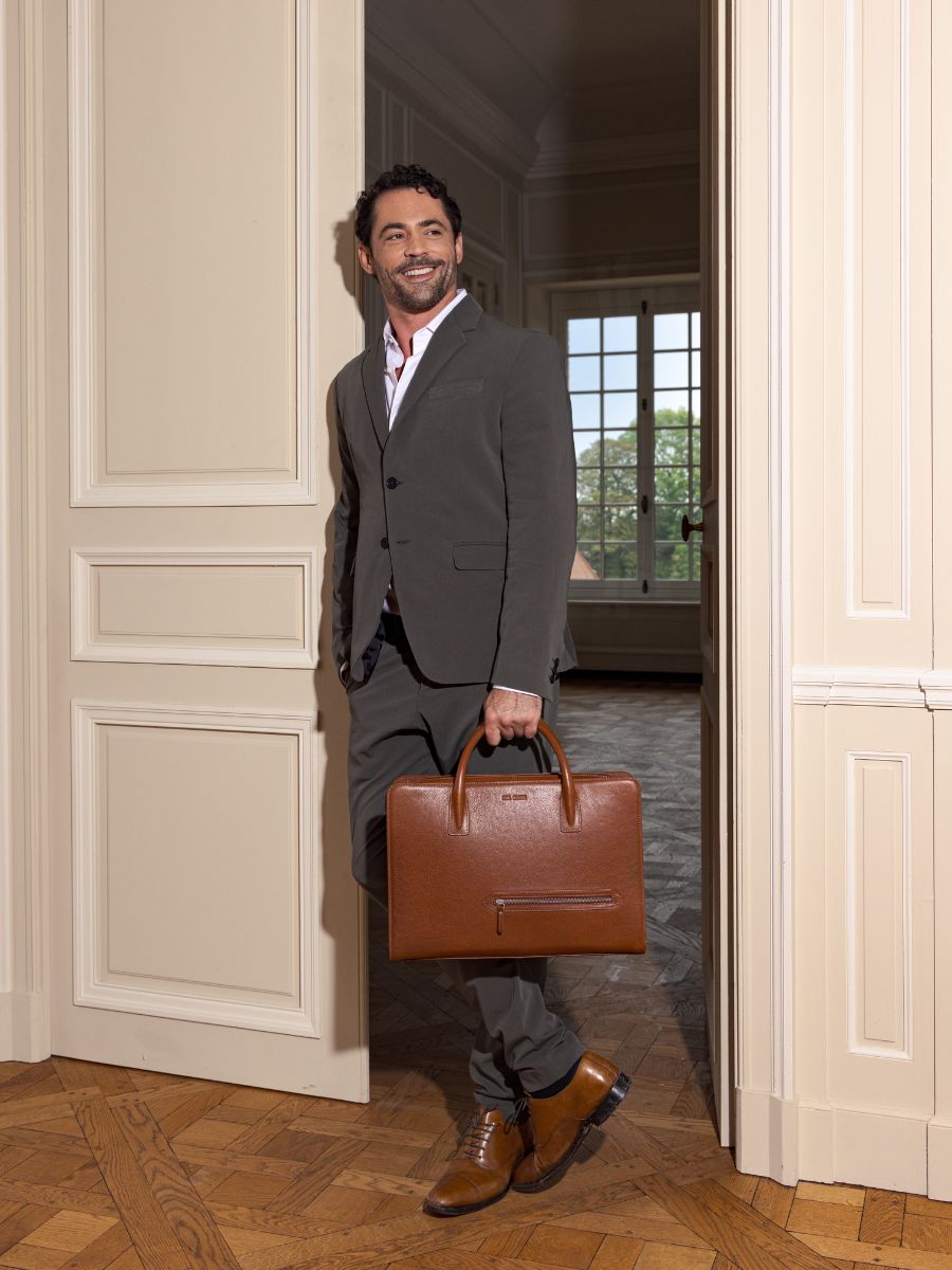 foto-vista-zoom-materiale-portadocumenti-in-pelle-unisex-marrone-jean-naturale-paul-marius-b09-l