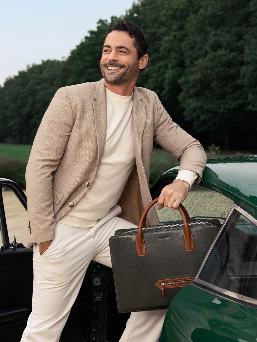 foto-vista-zoom-materiale-portadocumenti-in-pelle-unisex-verde-marrone-jean-verde-inglese-naturale-paul-marius-b09-gr-l