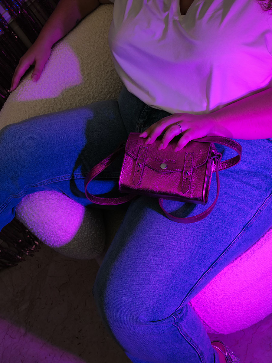 foto-borsa-a-tramoggia-in-pelle-rosa-il-mini-indispensable-ultraviolet-paul-marius-w08s-uv-pi
