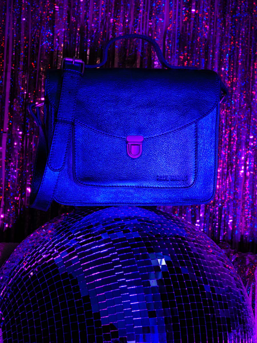 foto-porta-borsa-a-tramoggia-in-pelle-da-donna-blu-mademoiselle-george-ultraviolet-paul-marius