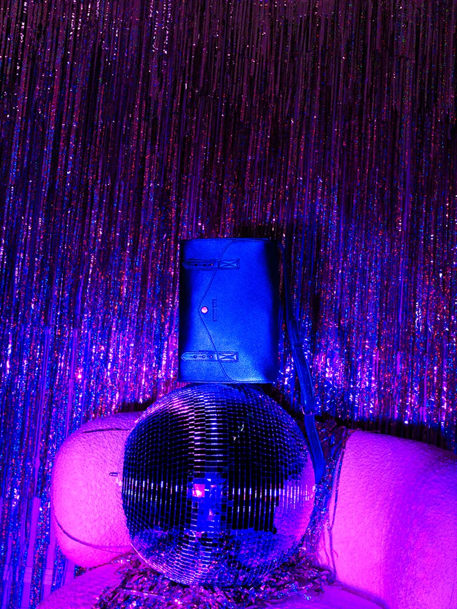 foto-porta-borsa-a-tramonto-in-pelle-donna-blu-l-indispensable-ultraviolet-paul-marius-w08-uv-b