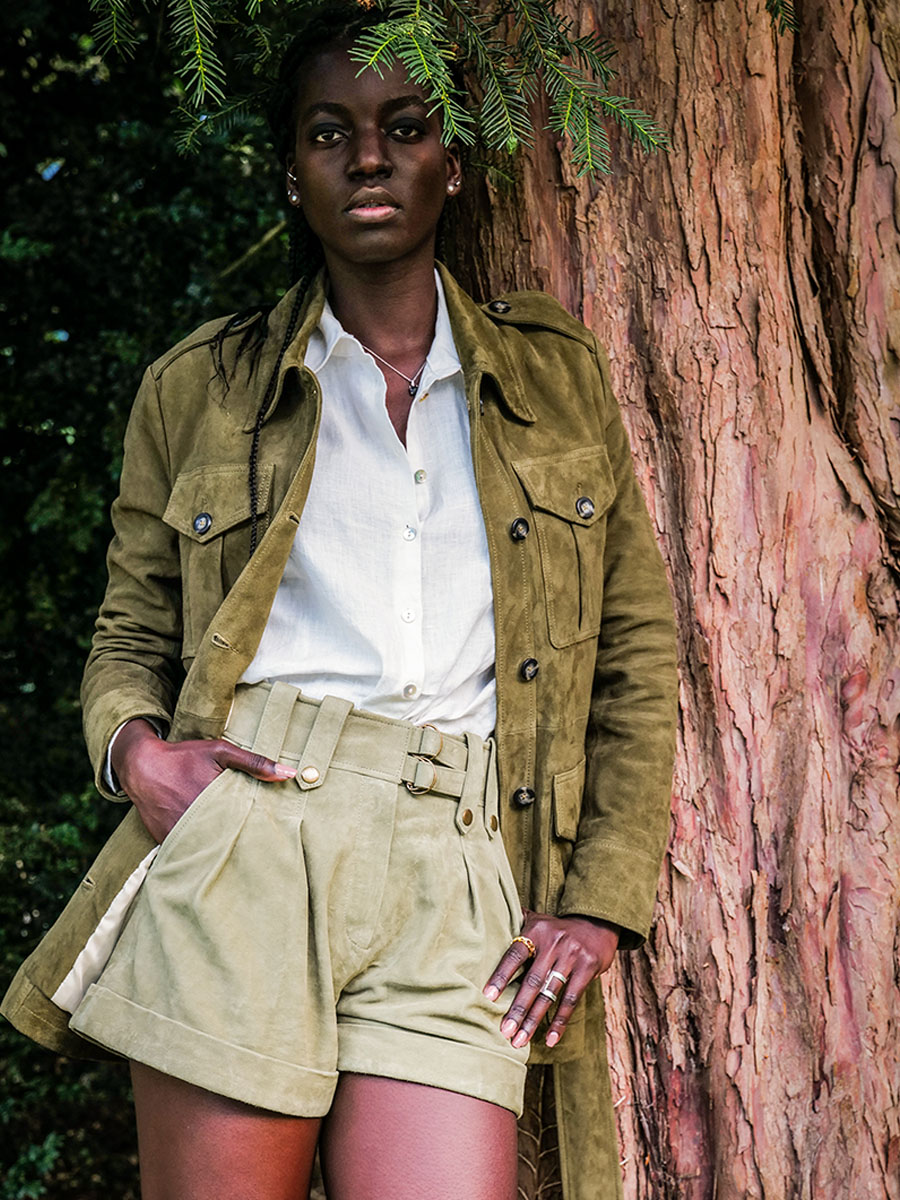 foto-modello-giacca-sahariana-kaki-pelle-donna-lasaharienne-kaki-rodeo-paul-marius