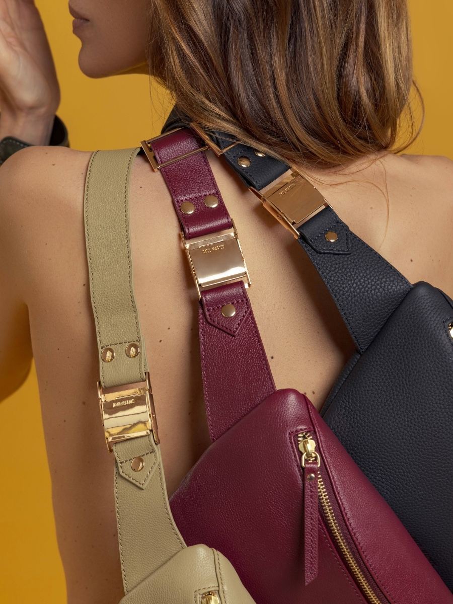 sac-banane-cuir-labanane-amande-vue-portee-m503-al