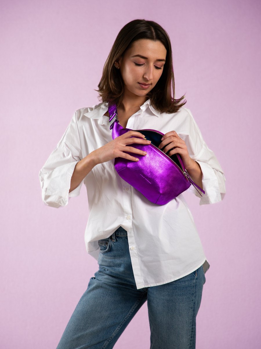 foto-vista-banana-in-mano-in-pelle-viola-metallizzata-labanane-bonbon-paul-marius-m503-m-p