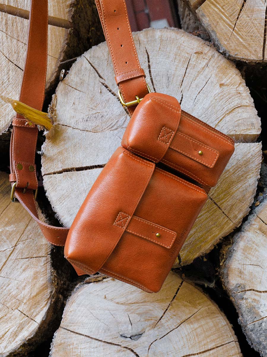 foto-materiale-portadocumenti-in-pelle-marrone-lecolporteur-cognac-olio-paul-marius-m401-oco