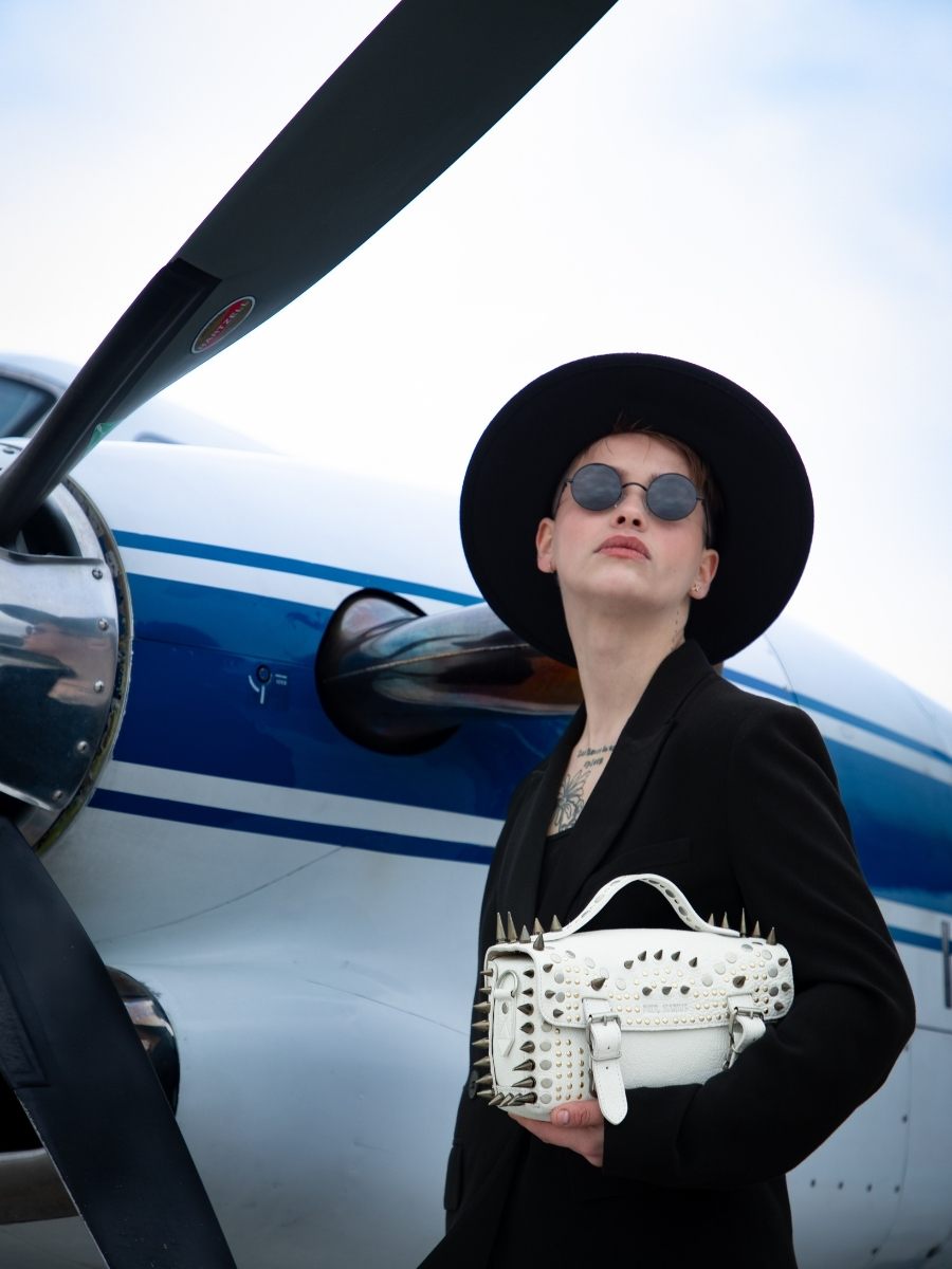 foto-vista-borsa-a-tramoggia-in-pelle-bianca-lartisane-edition-noire-opus-paul-marius-p02-bed-op4-w