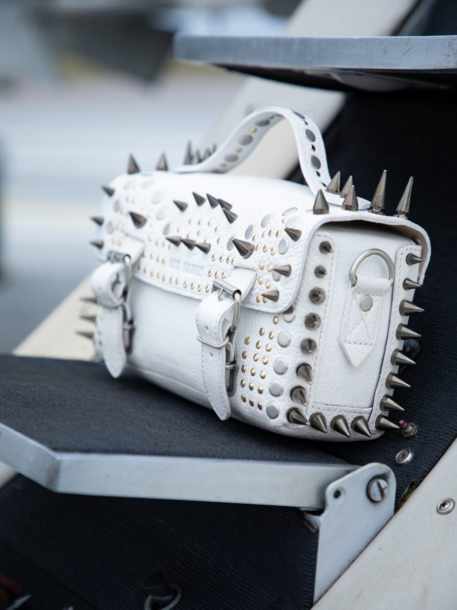 foto-vista-zoom-materiale-borsa-a-tramonto-in-pelle-bianca-lartisane-edition-noire-opus-paul-marius-p02-bed-op4-w