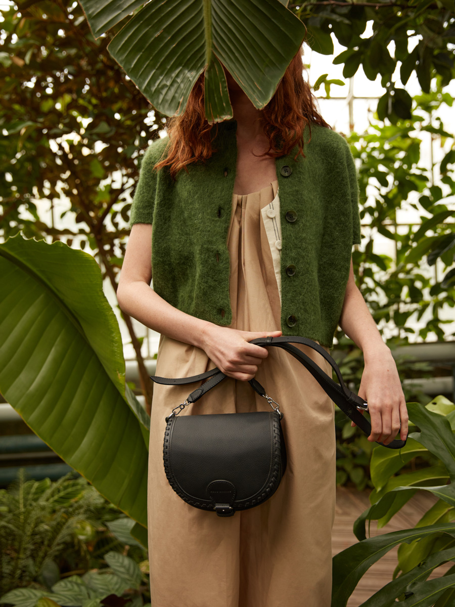 borsa-a-tracolla-in-pelle-LeBobo-nera-vista-da-indosso-w61s-b