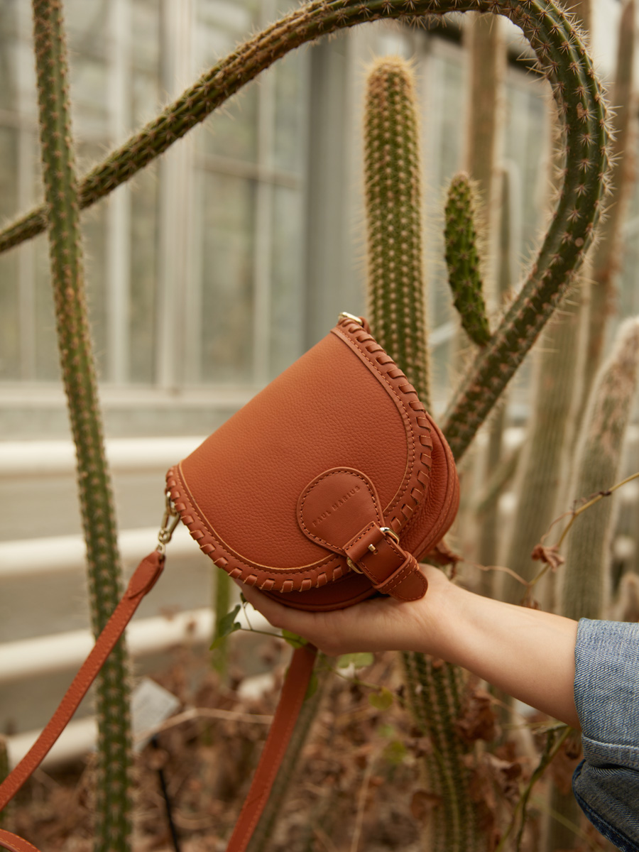 mini-borsa-a-tracolla-in-pelle-marrone-lebobo-xs-naturale-vista-zoom-materiale-w61xs-l