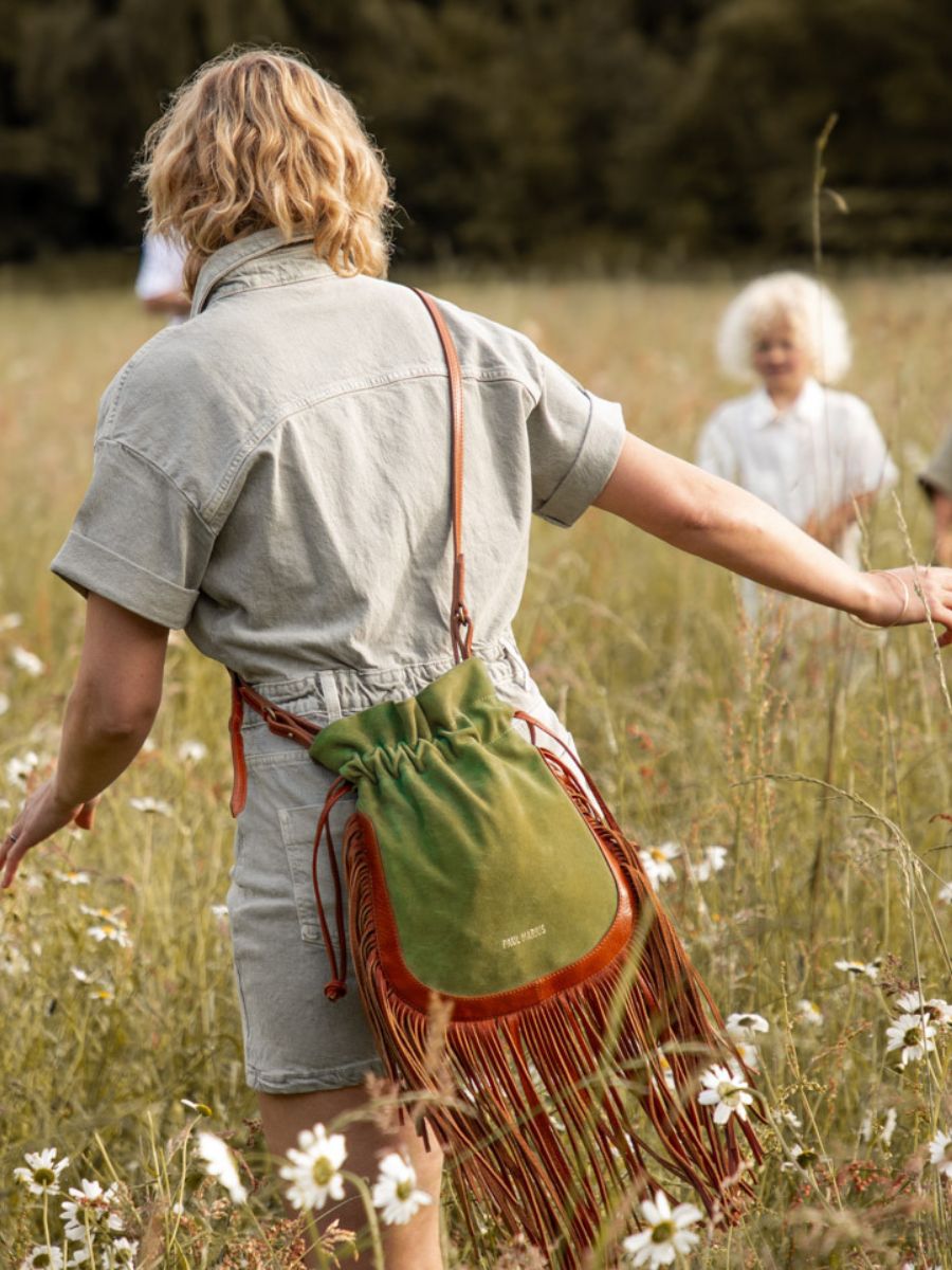 foto-vista-indossata-borsa-a-tramonto-in-pelle-donna-marrone-kaki-lechamane-nomade-paul-marius-w101-oco-gr