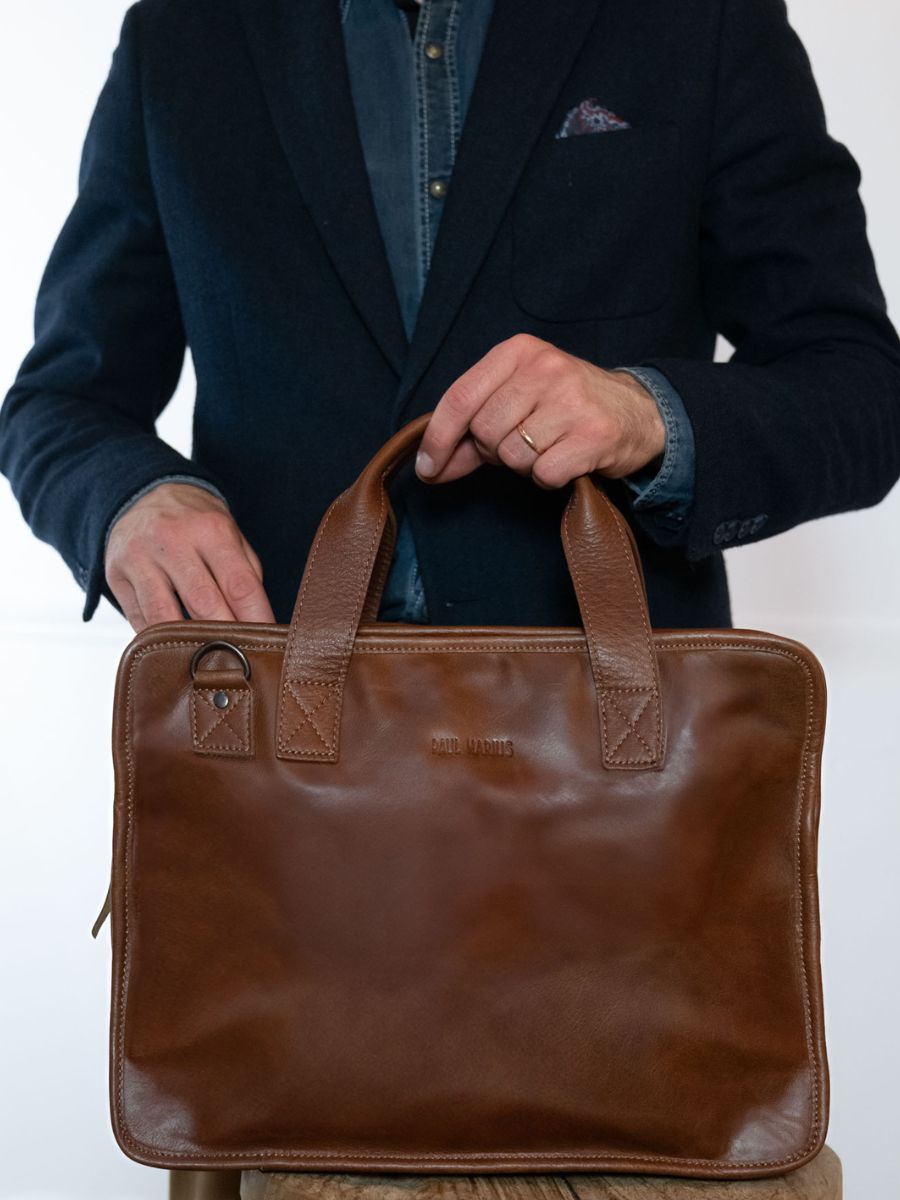 foto-vista-zoom-materiale-portadocumenti-in-pelle-unisex-marrone-leconquerant-tabacco-paul-marius-b01-mk