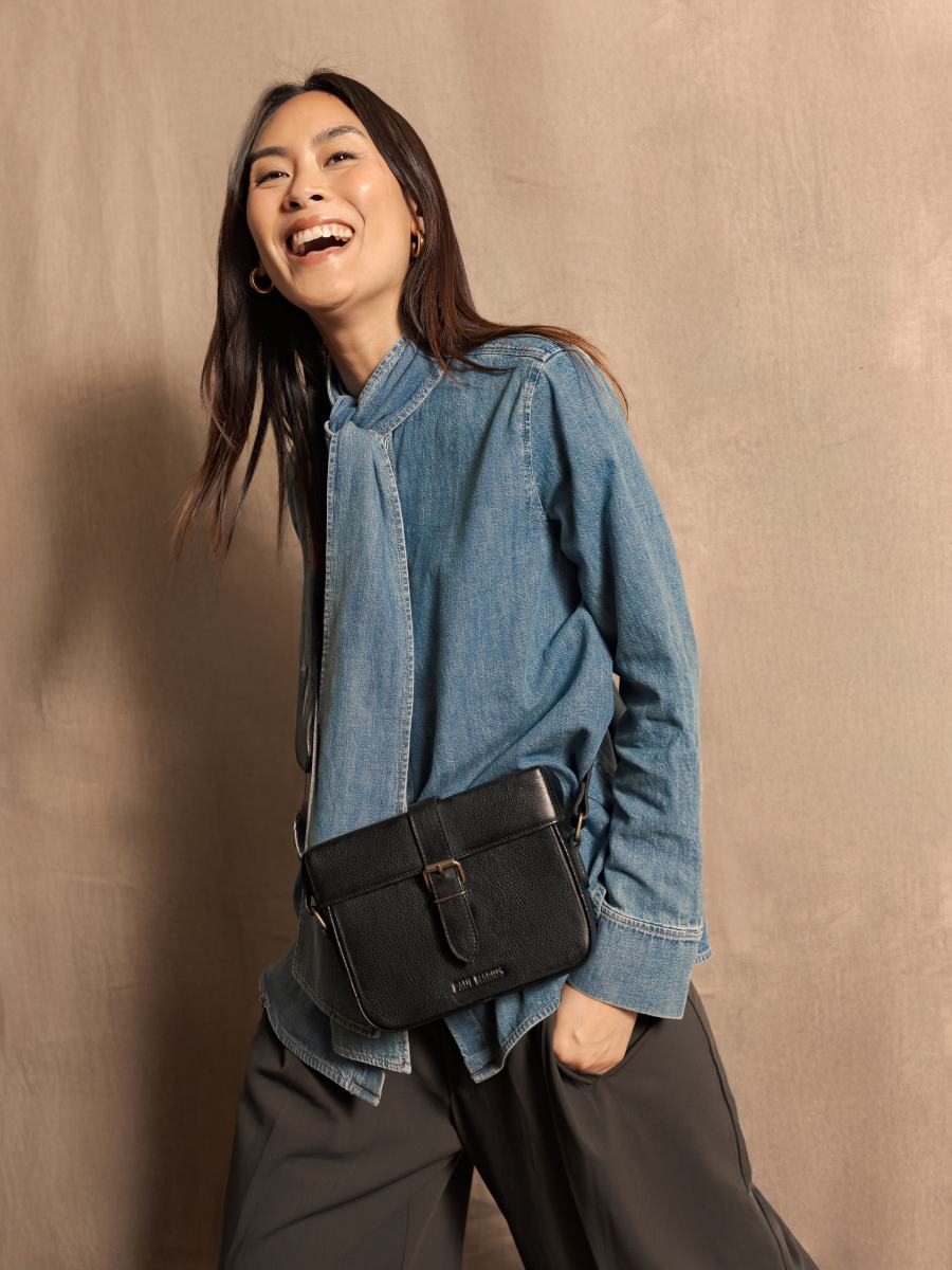 sac-bandouliere-lecoquin-nero-olio-vista-zoom-materiale-m405-obl