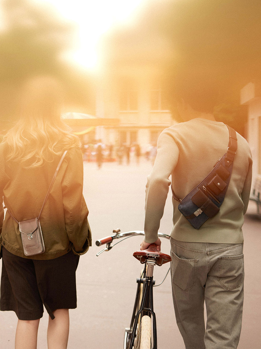 borsa-a-tracolla-in-pelle-holster-nera-olio-vista-zoom-materiale-w62-obl