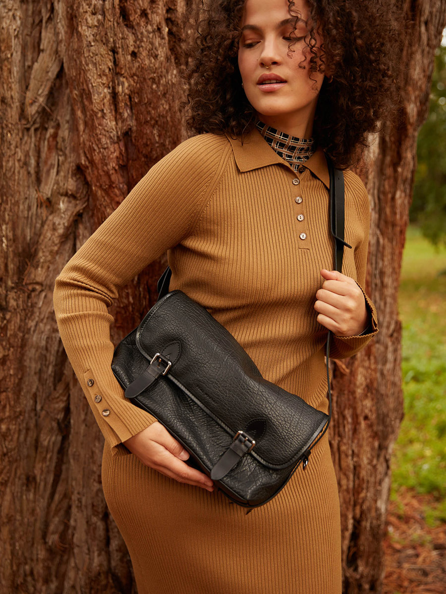 borsa-a-tracolla-in-pelle-Loulou-nera-vista-portata