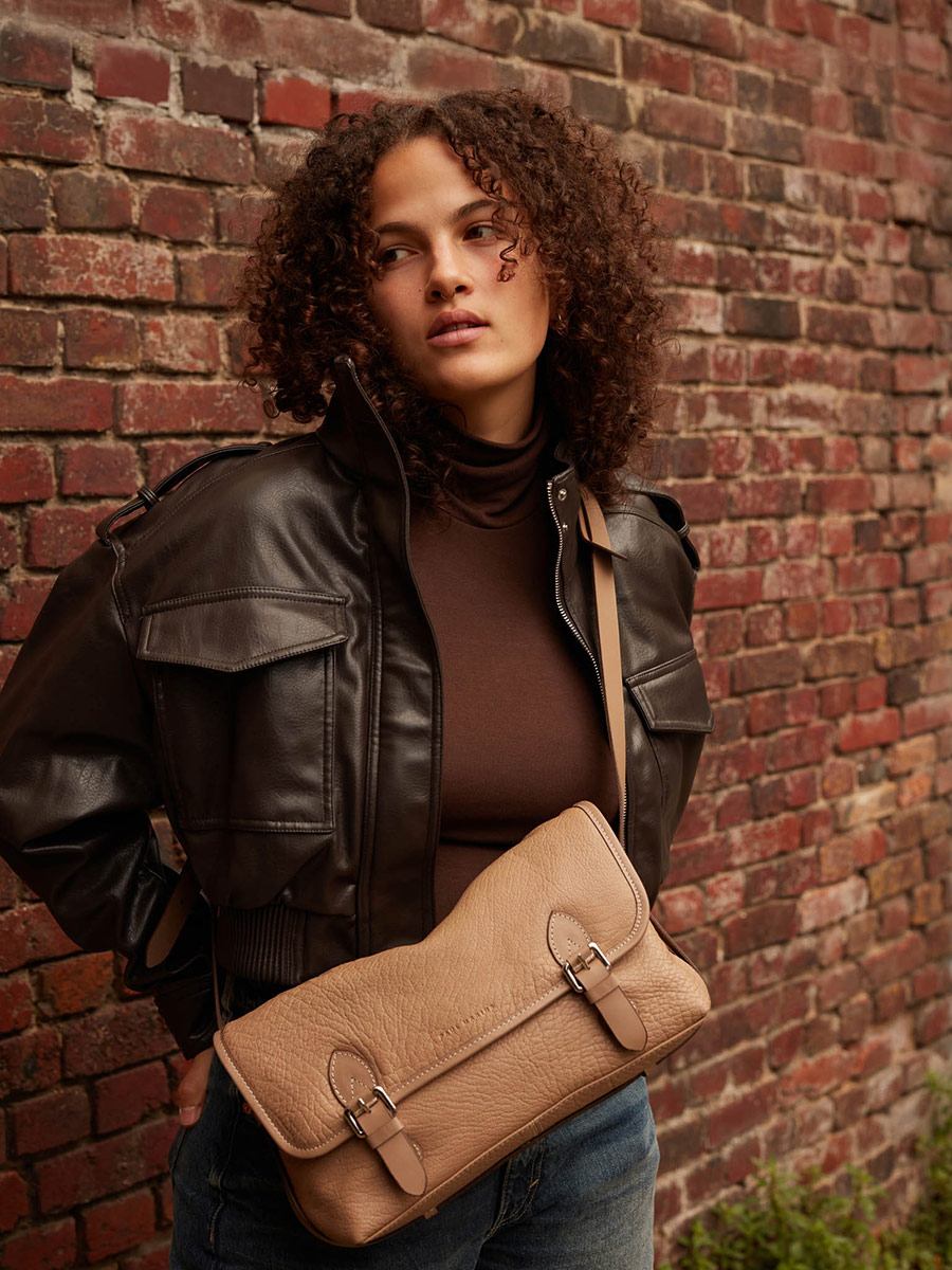 sac-bandouliere-cuir-loulou-taupe-vue-portee